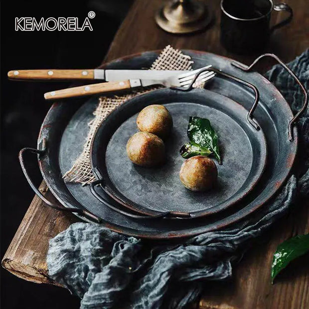 European Retro Metal Plate With Handle Handcrafted Round Wrought Vintage Storage Bread Tray Home Decoration Garden Restaurant