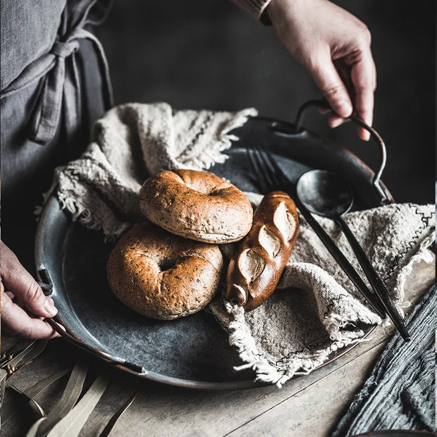 European Retro Metal Plate With Handle Handcrafted Round Wrought Vintage Storage Bread Tray Home Decoration Garden Restaurant