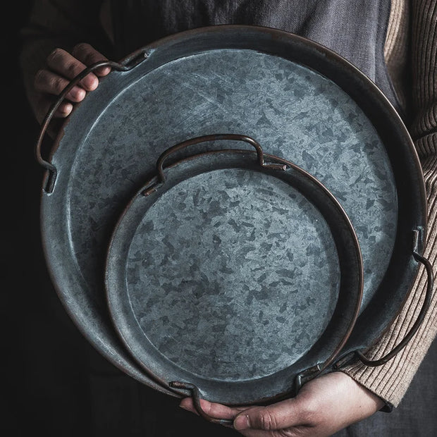 European Retro Metal Plate With Handle Handcrafted Round Wrought Vintage Storage Bread Tray Home Decoration Garden Restaurant